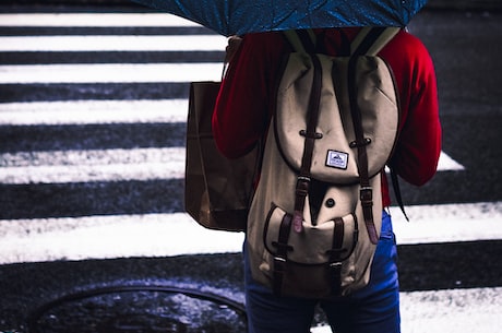 带雨的诗句，想起那些难忘的雨中瞬间